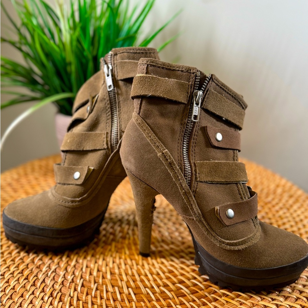 Size 7. Steve Madden booties. Olive green. Platform heel. Zipper on side.
